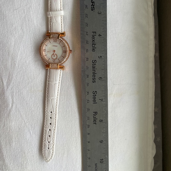 Adjustable Women's White and Gold Colored Wristwatch **Does Not Work** - Picture 10 of 11